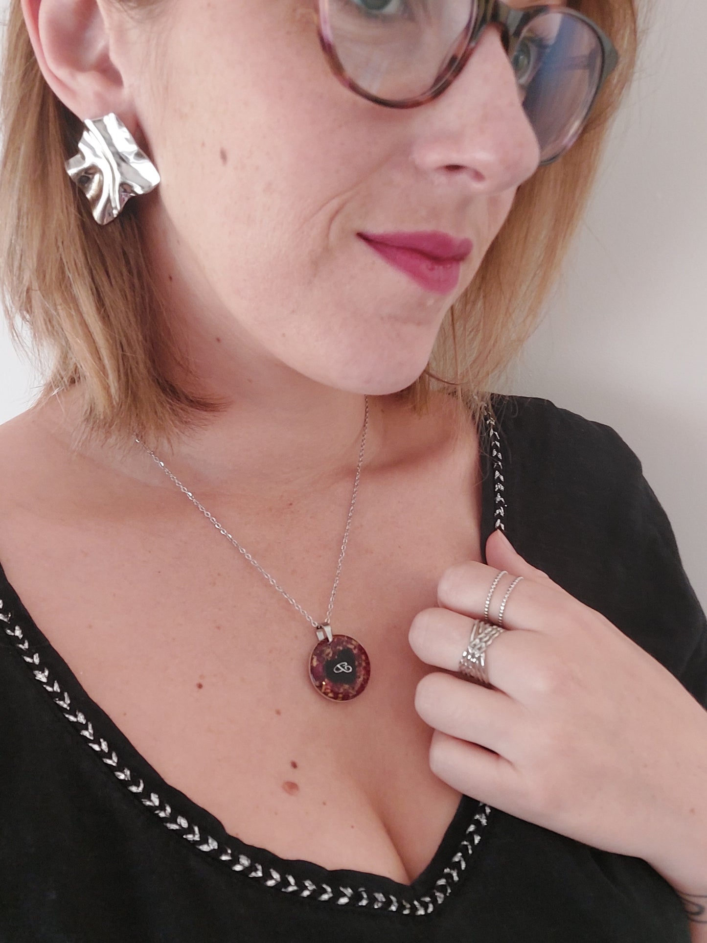 boucles d'oreilles en acier inoxydable argenté en forme de carré avec un effet froissé