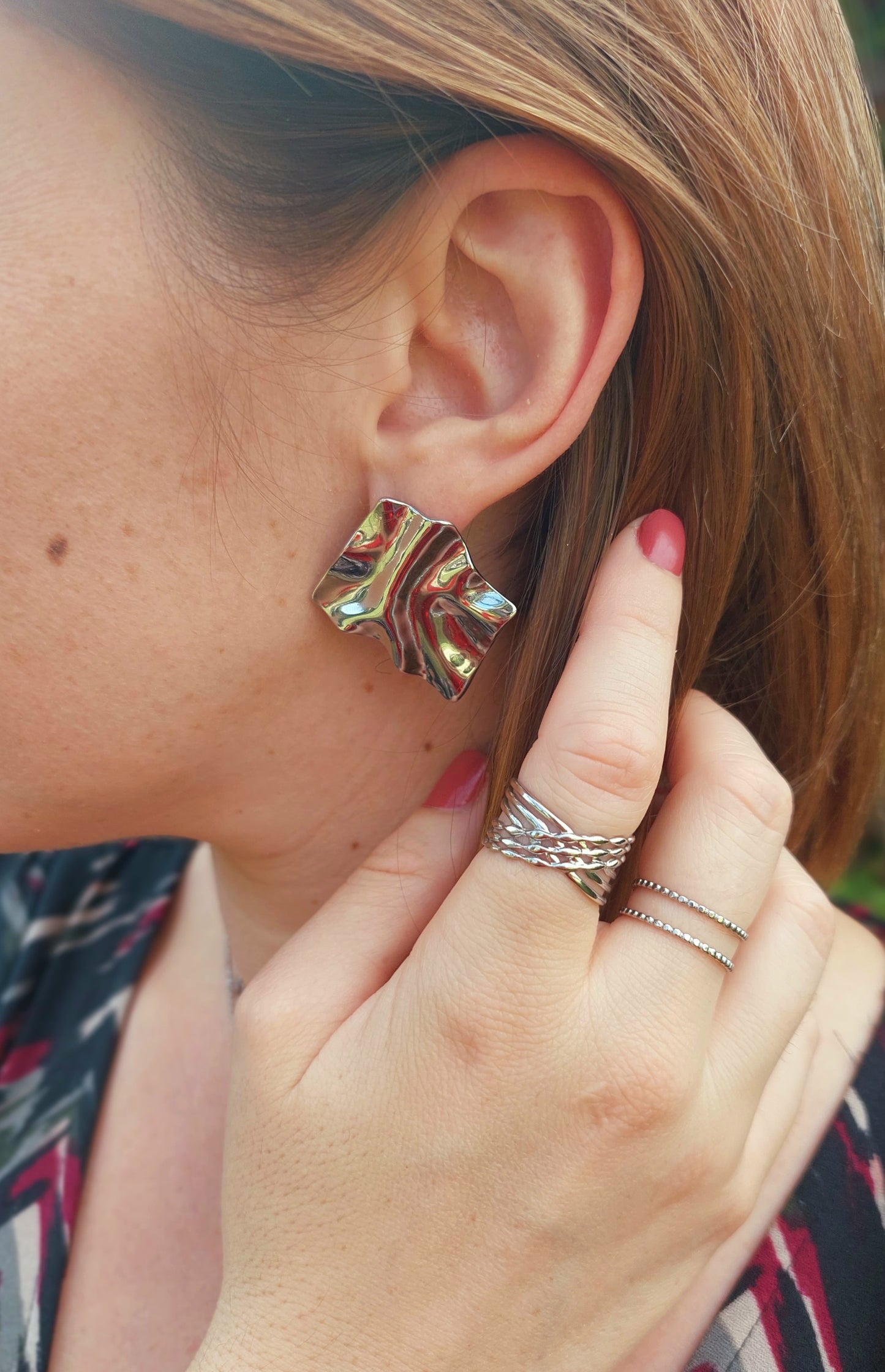 boucles d'oreilles en acier inoxydable argenté en forme de carré avec un effet froissé
