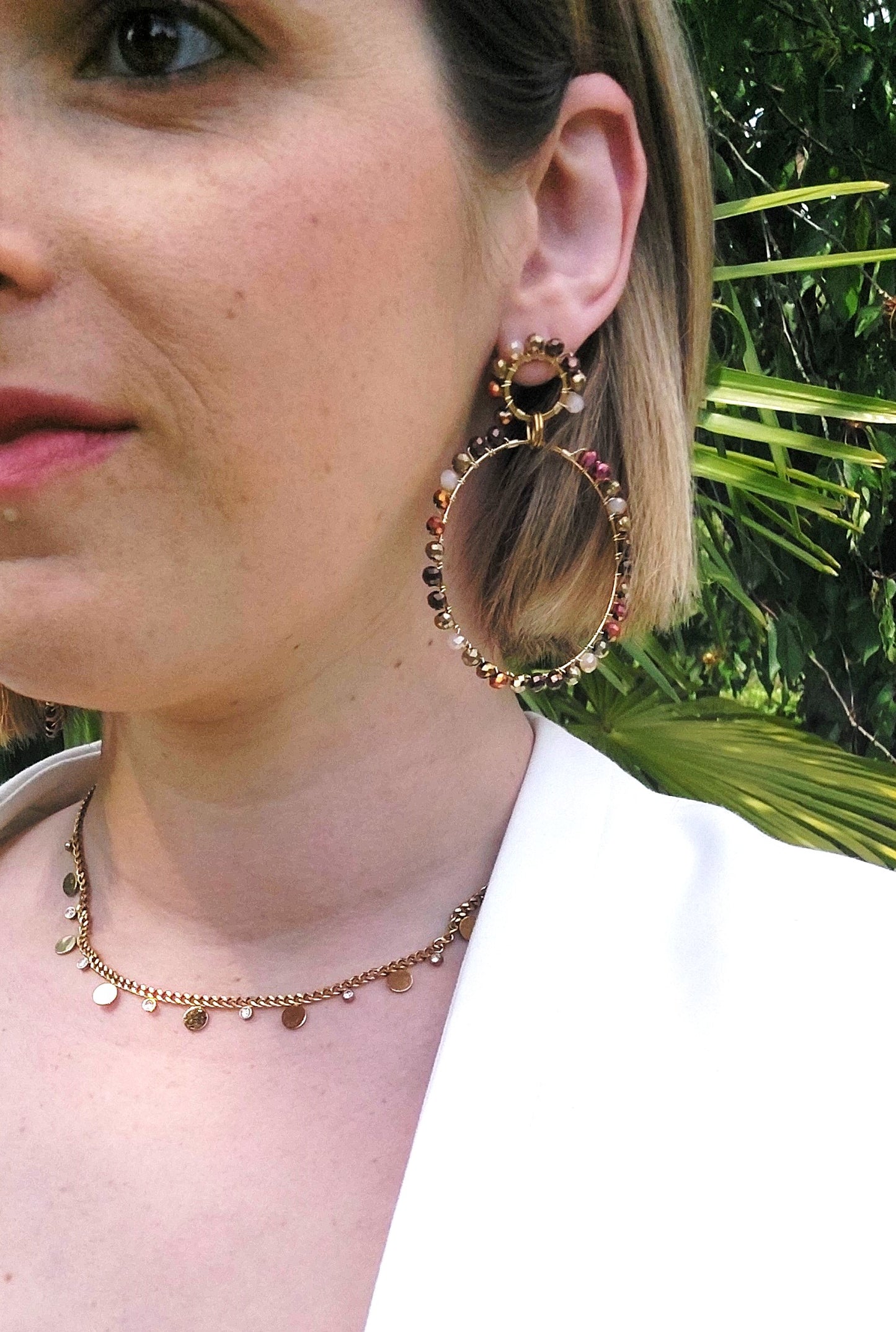 Boucles d'oreilles créoles en acier inoxydable et perles de verre dans les teintes de beige et marron. constitué de 2 anneaux, un petit et l'autre suspendus plus grand