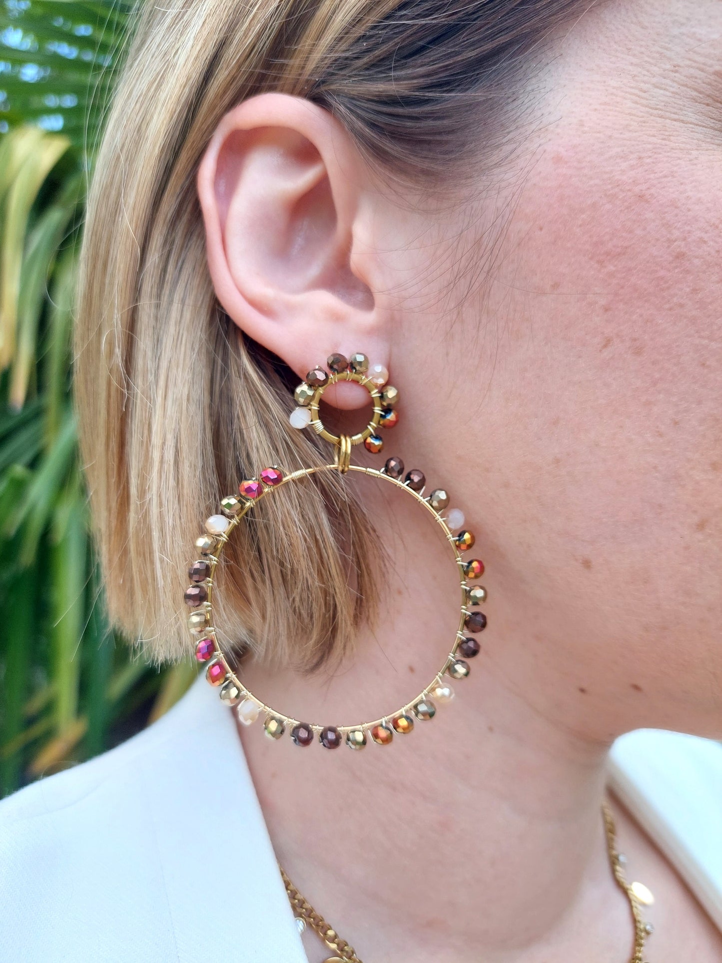 Boucles d'oreilles créoles en acier inoxydable et perles de verre dans les teintes de beige et marron. constitué de 2 anneaux, un petit et l'autre suspendus plus grand