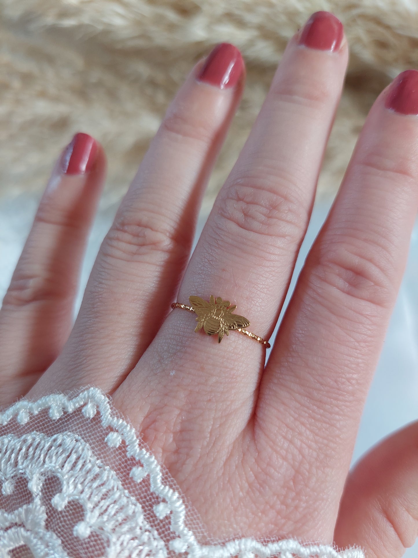 Bague en acier inoxydable doré réglable avec une petite abeille
