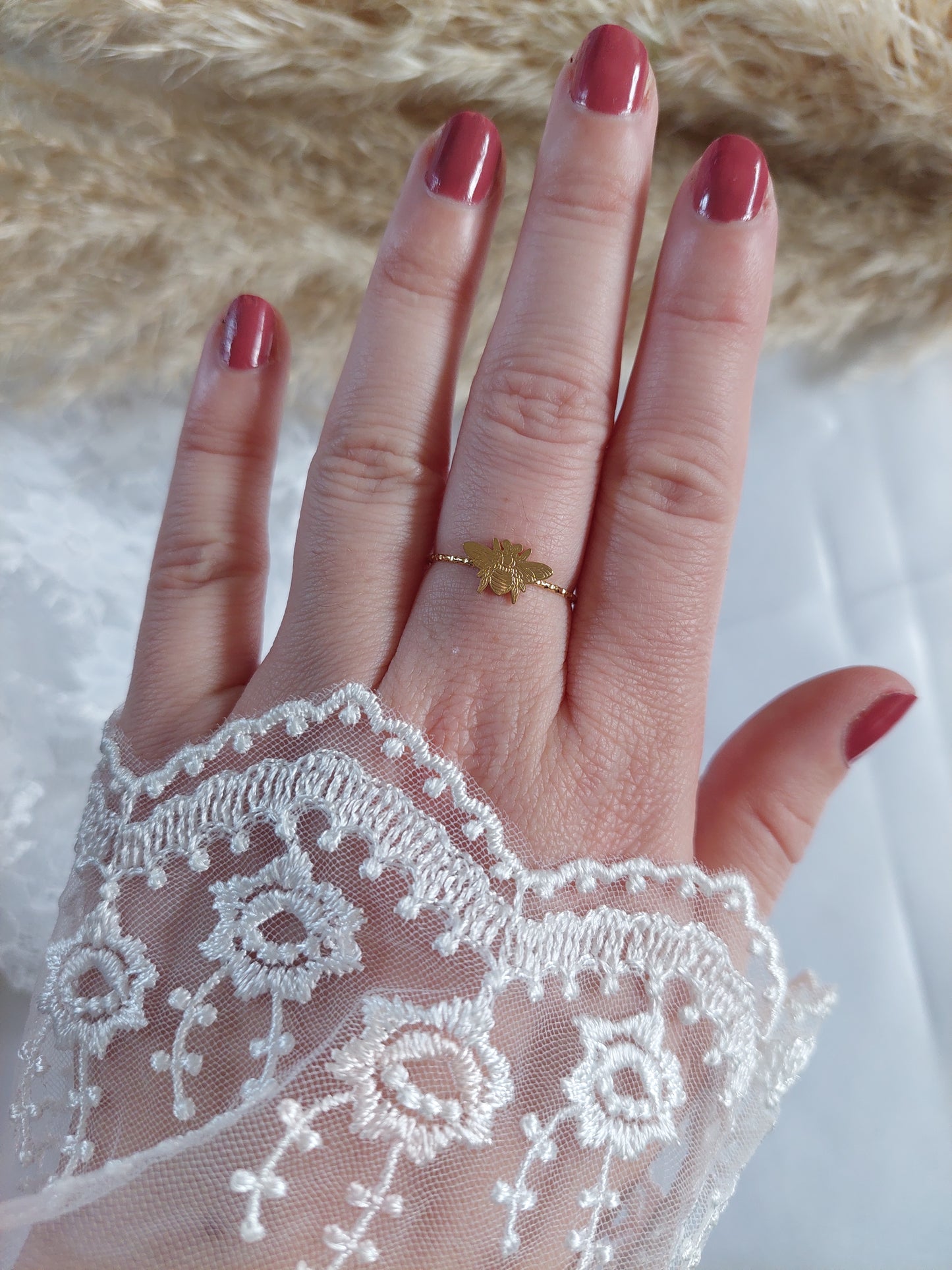 Bague en acier inoxydable doré réglable avec une petite abeille