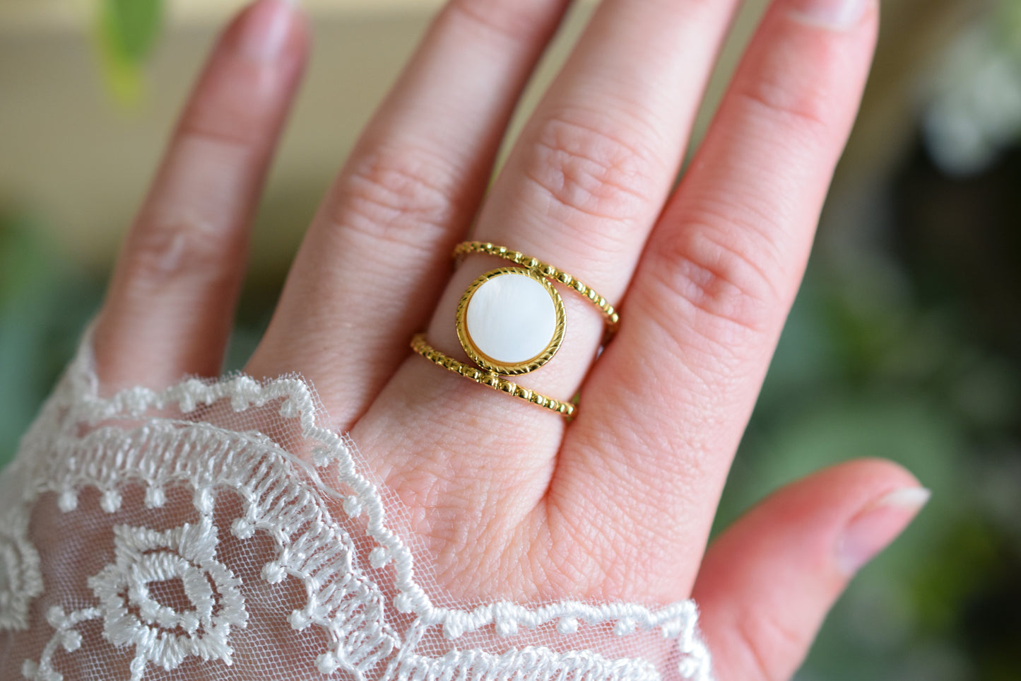 bague réglable avec un rond blanc entre deux lignes