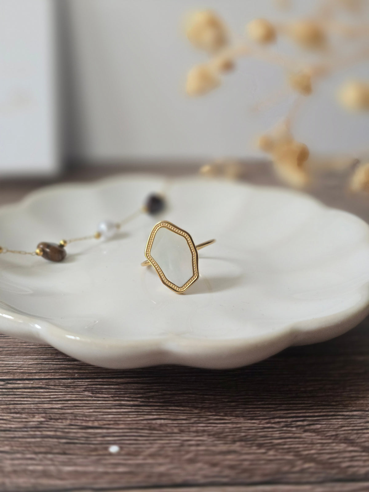 bague réglable en acier inoxydable et forme géométrique en nacre.