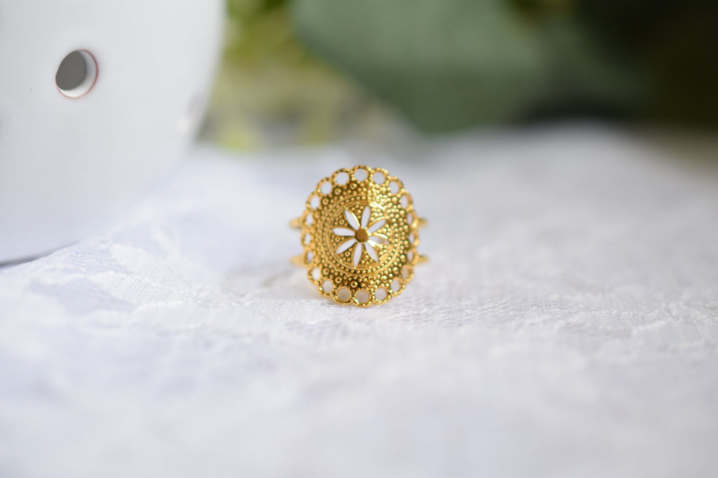 bague réglable de forme ronde avec une étoile au centre