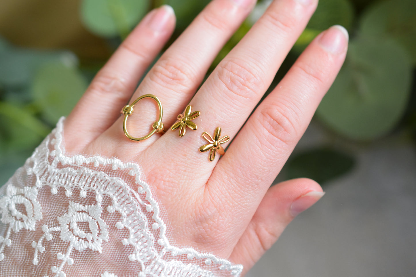 bague réglable ouverte sur le devant avec 2 petite fleurs