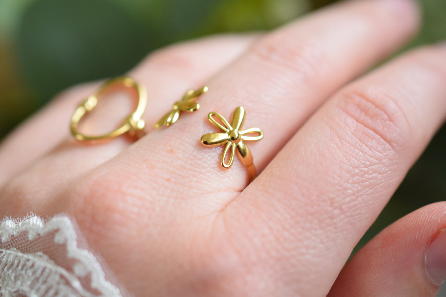 bague réglable ouverte sur le devant avec 2 petite fleurs