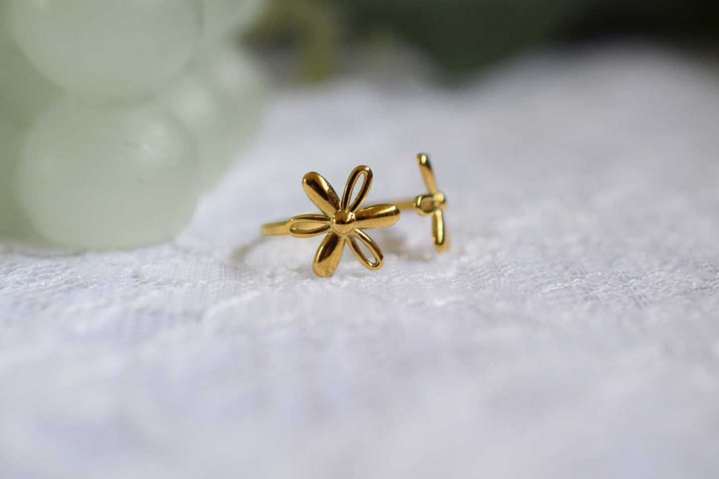 bague réglable ouverte sur le devant avec 2 petite fleurs
