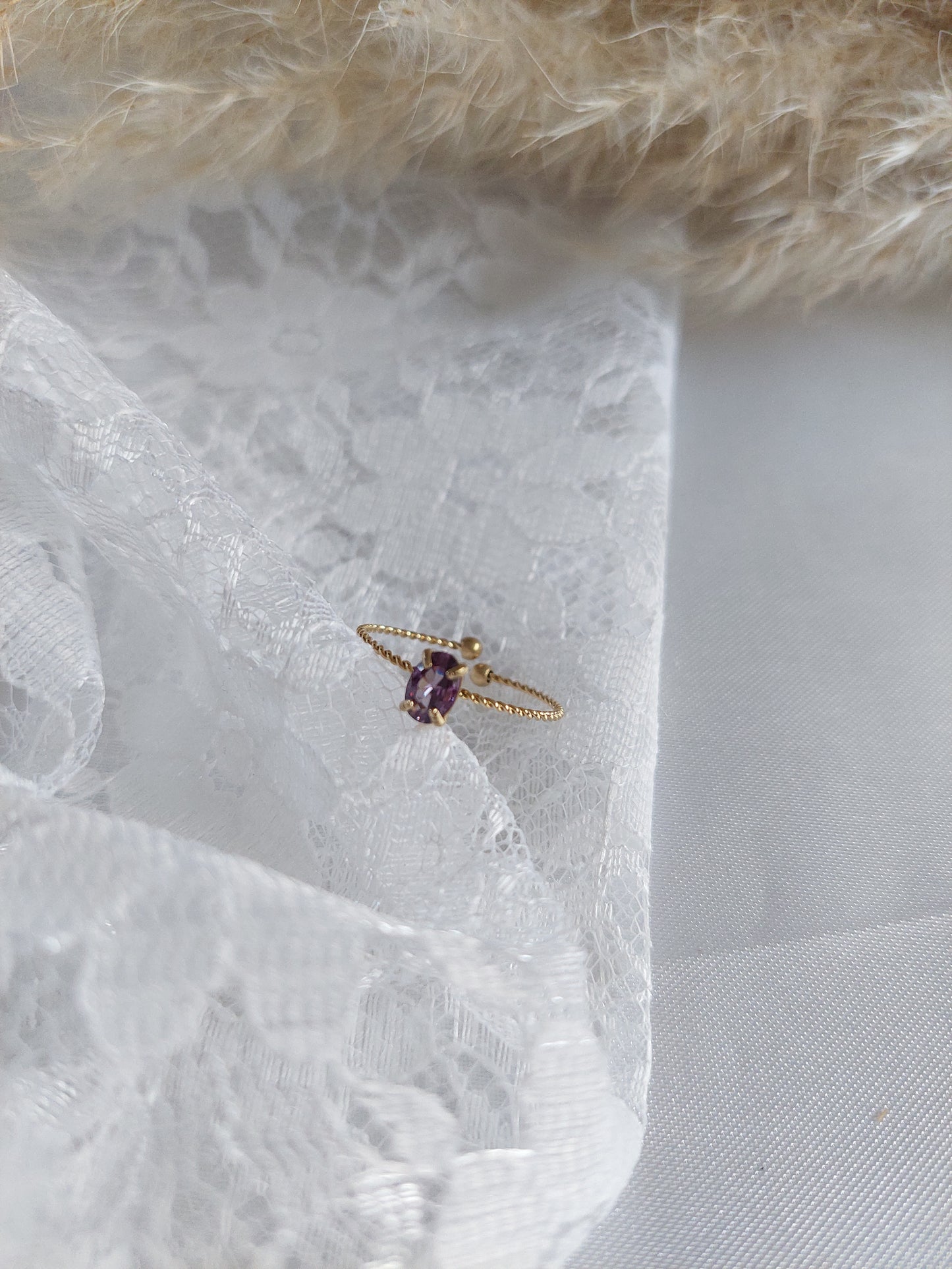 bague torsadé style solitaire avec un cristal