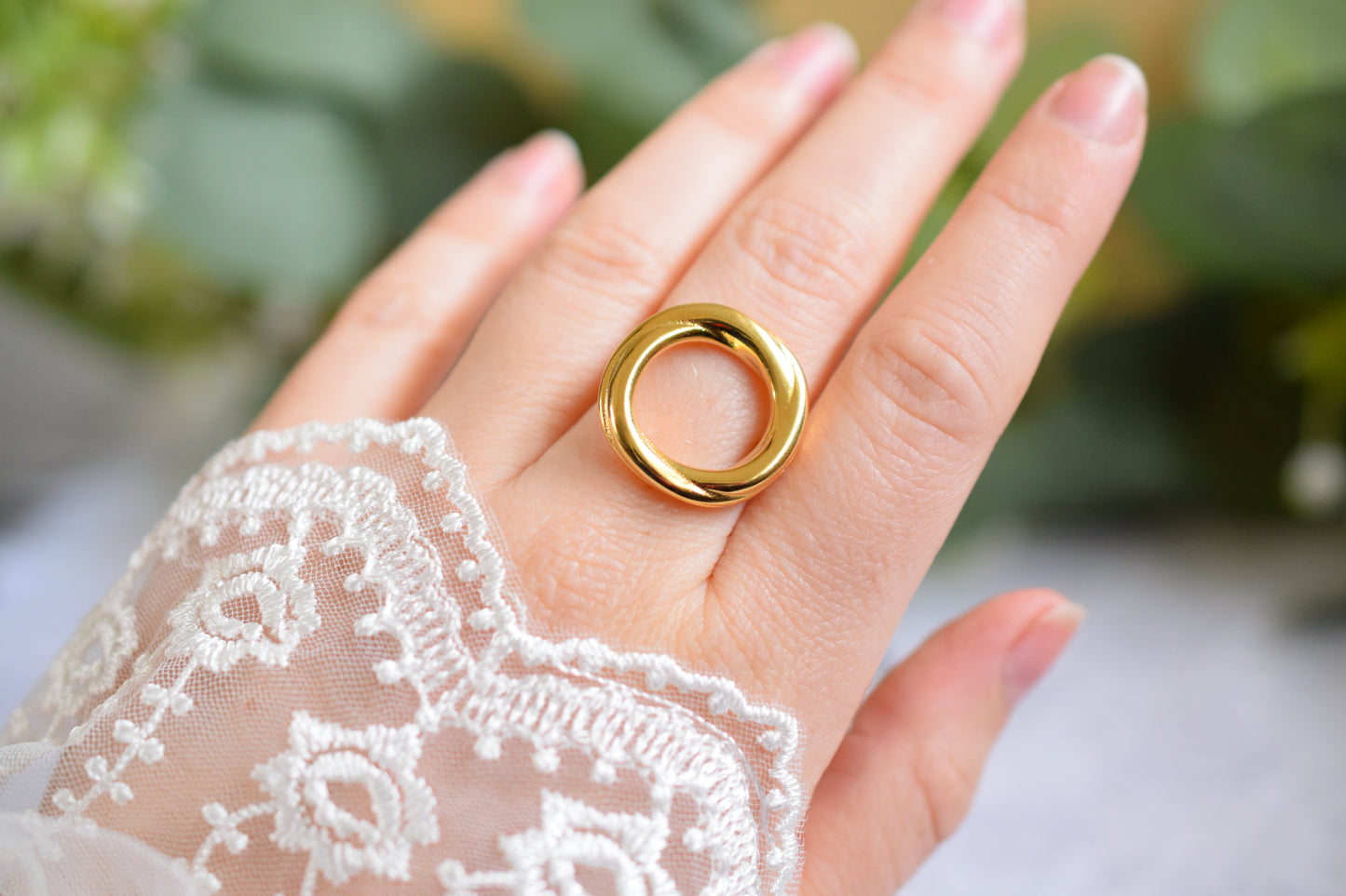 bague réglable avec un anneau rond sur le devant
