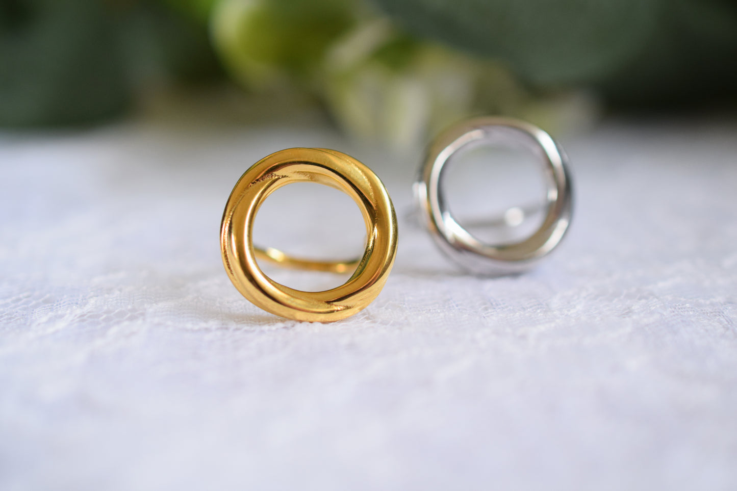 bague réglable avec un anneau rond sur le devant