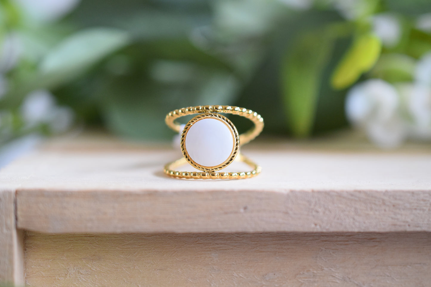 bague réglable avec un rond blanc entre deux lignes
