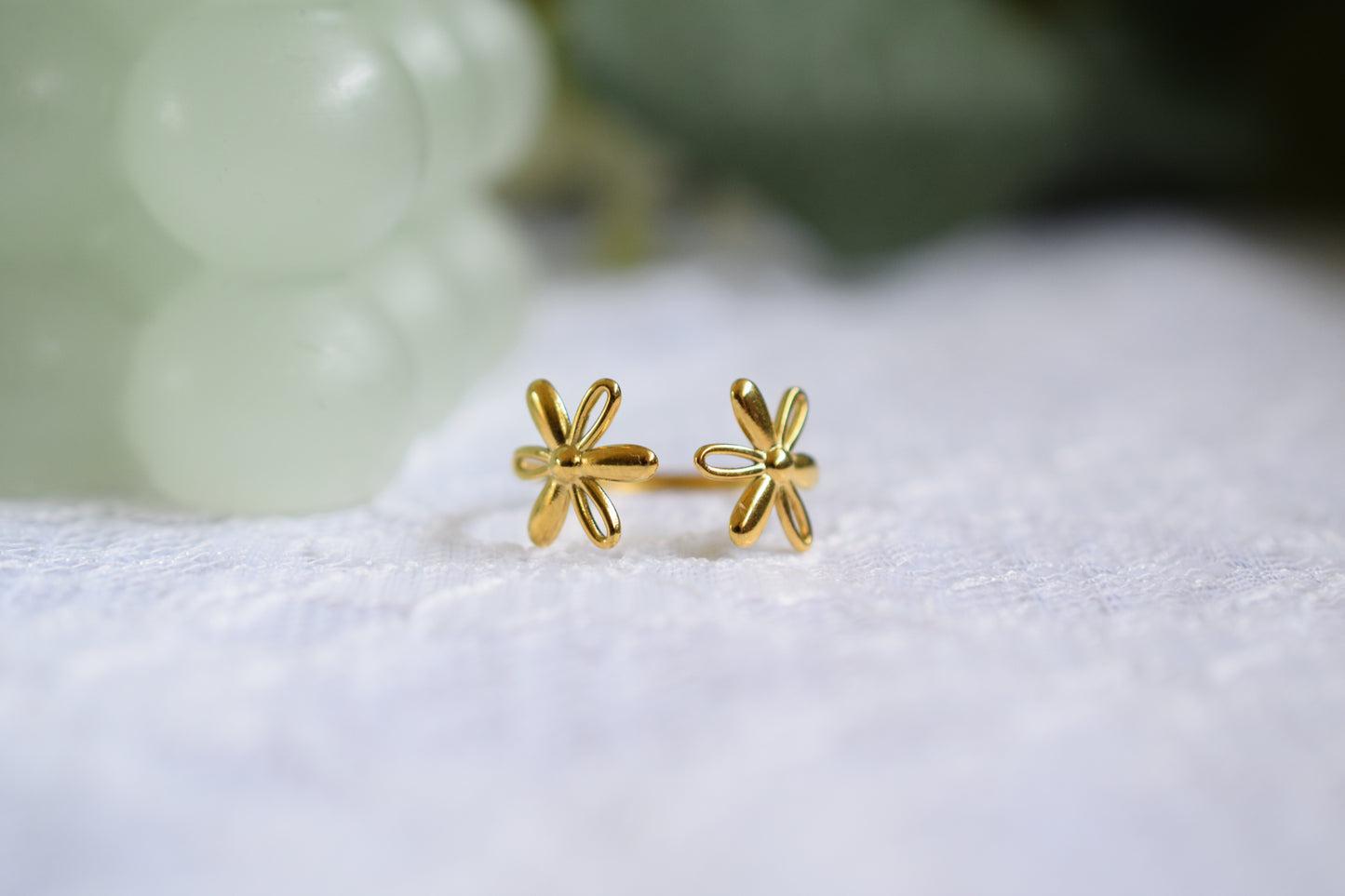 bague réglable ouverte sur le devant avec 2 petite fleurs