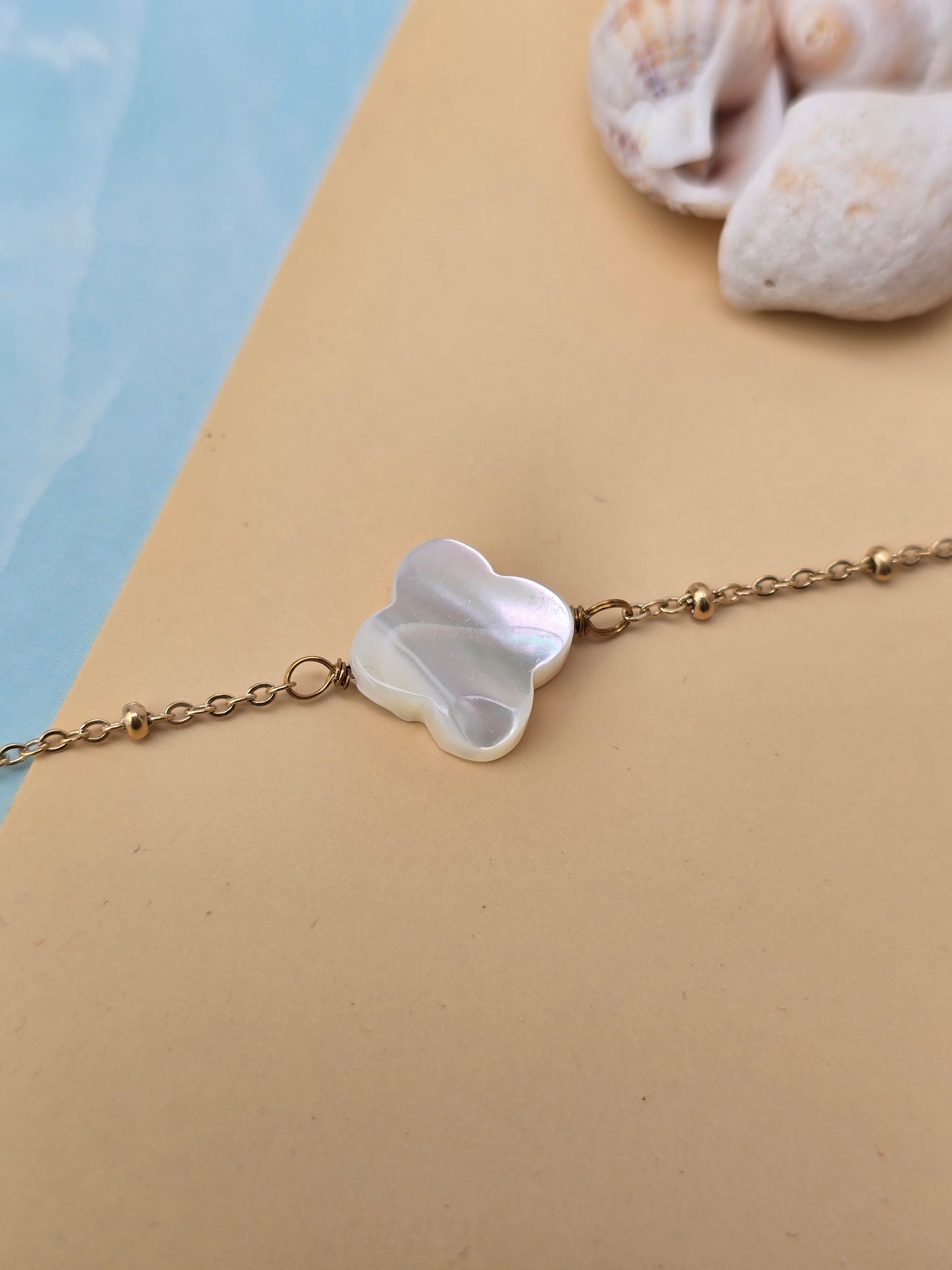 bracelet avec un trèfle effet coquillage nacré