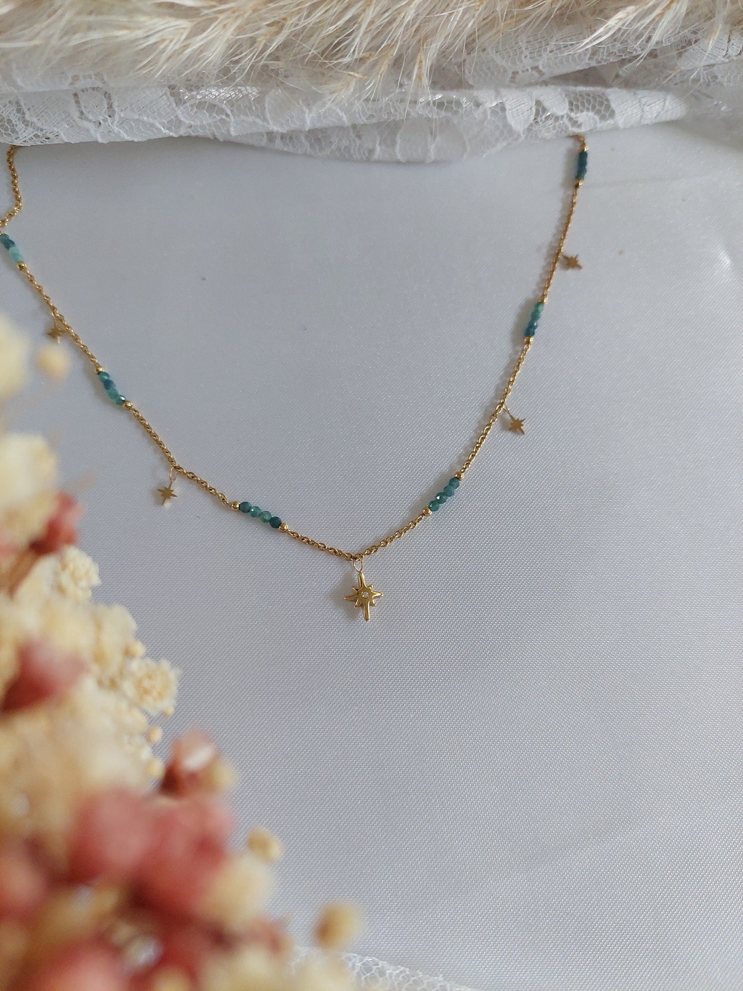 bijoux collier en pierre naturelle et acier inoxydable. avec plusieurs étoiles