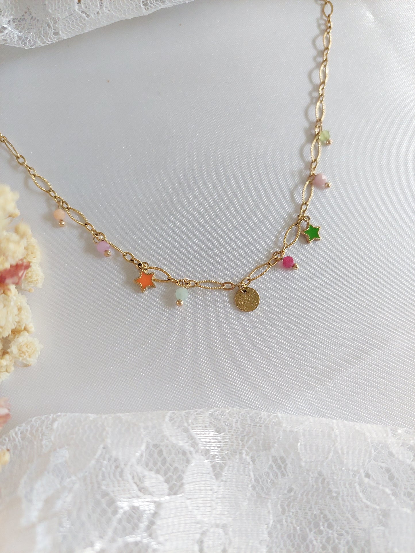 collier breloque multi colors et étoiles colorées