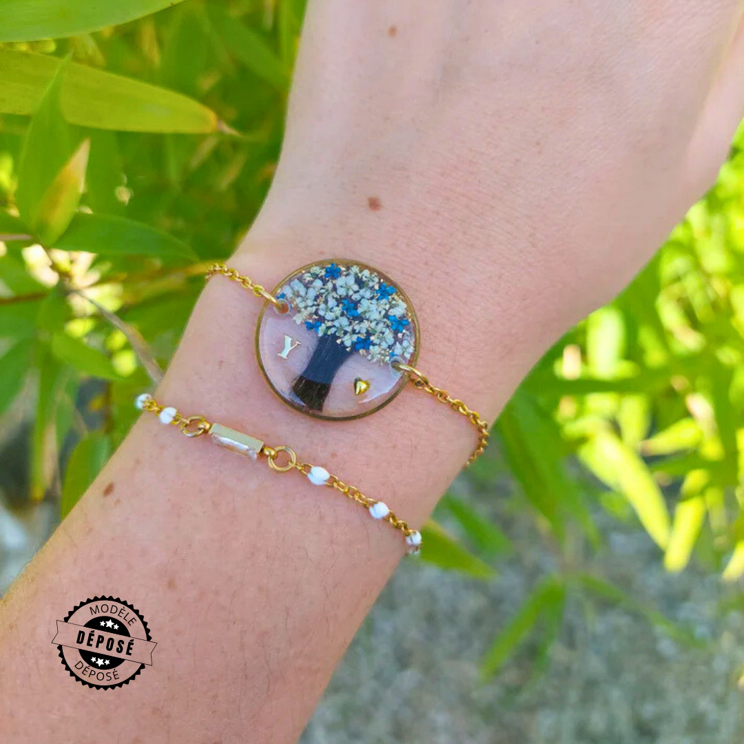 bracelet souvenir avec insertion de poils en forme d'arbre de vie et personnalisé avec une initiale