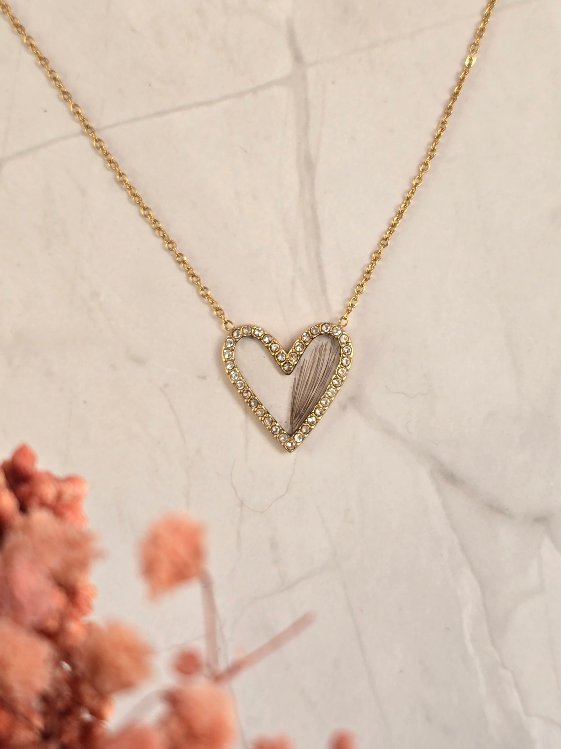 collier en forme de coeur avec des strass. bijoux souvenir et pet mémorial pouvant contenir des cheveux ou poils animal