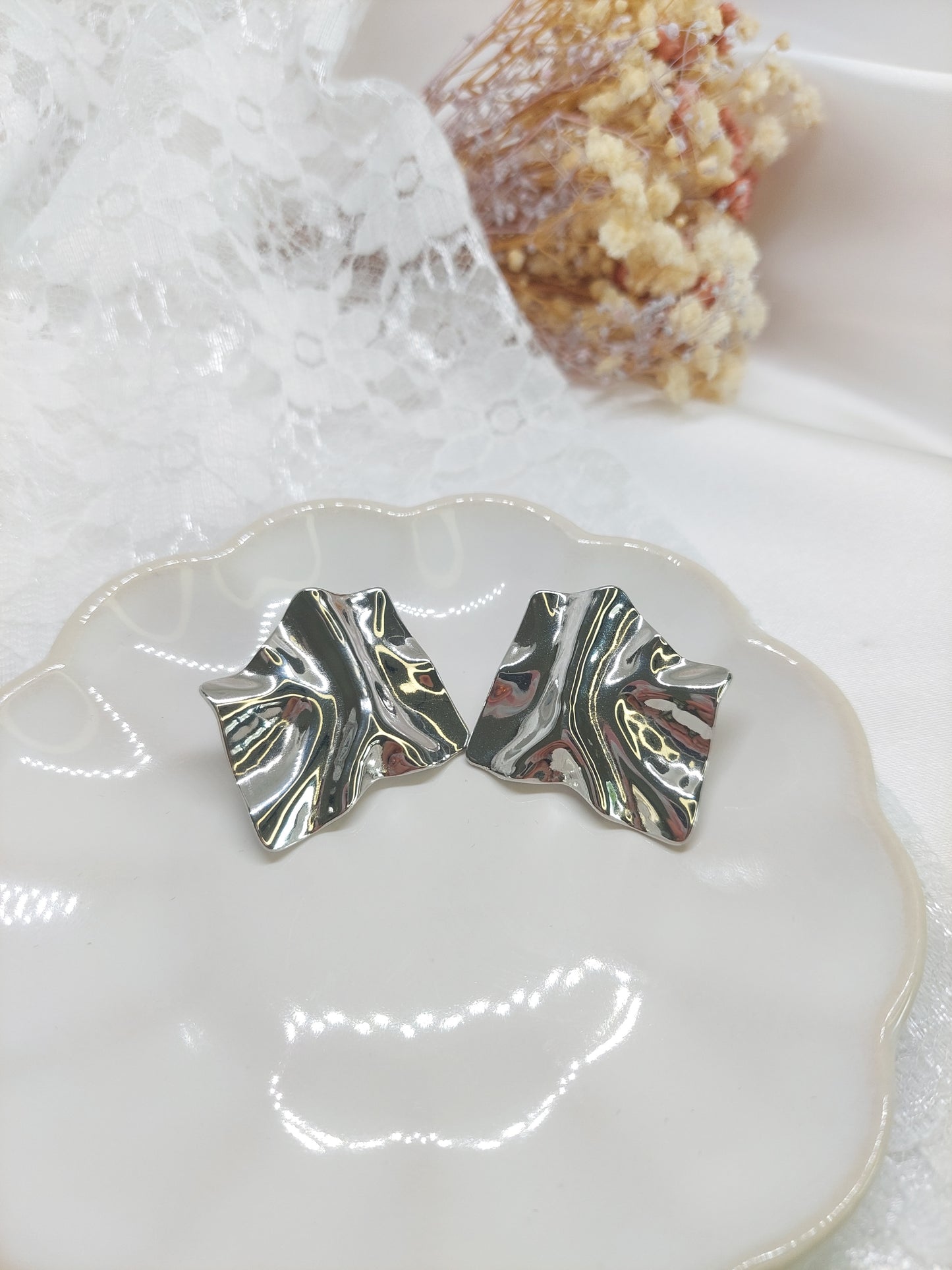 boucles d'oreilles en acier inoxydable argenté en forme de carré avec un effet froissé