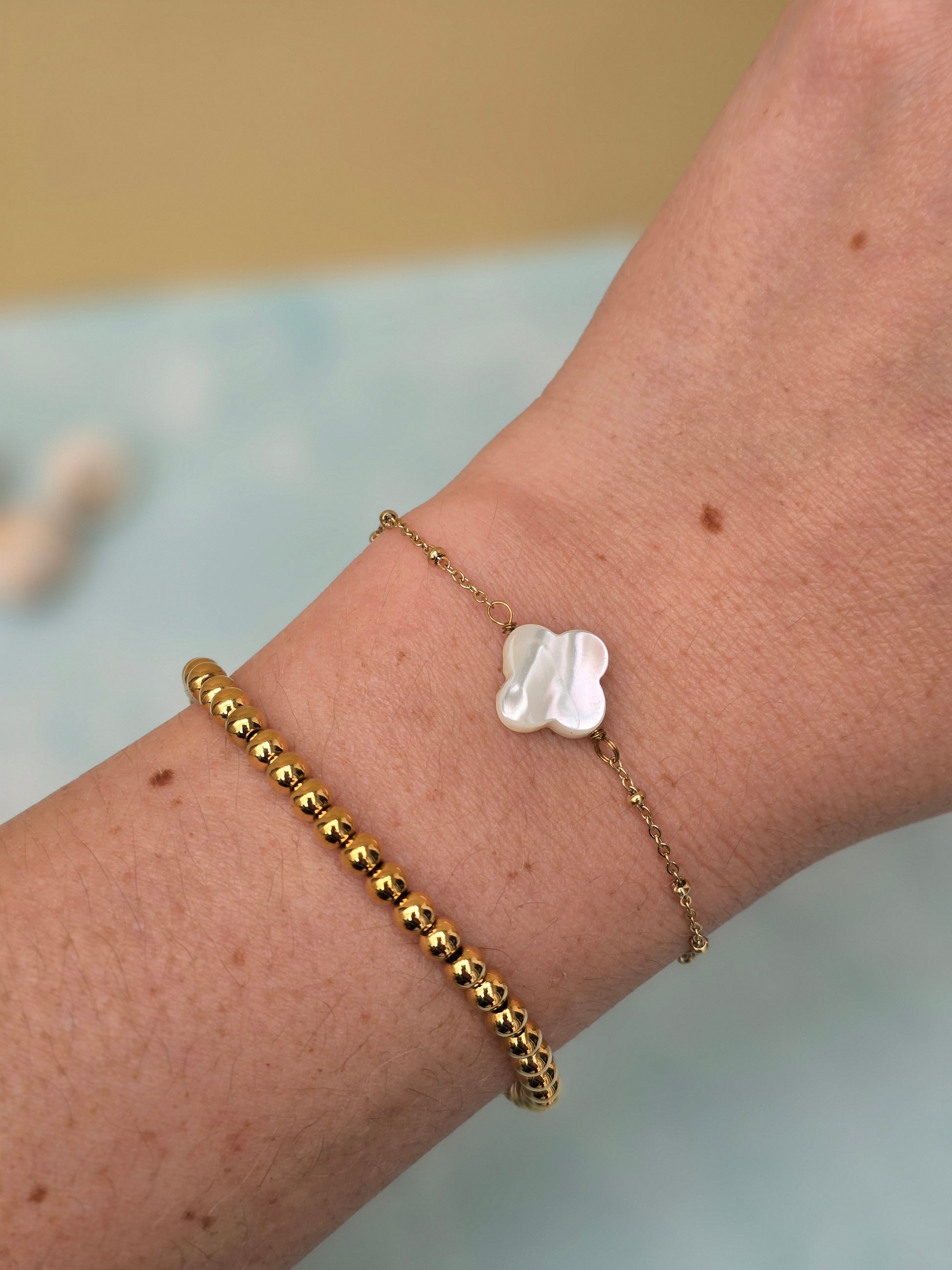 bracelet avec un trèfle effet coquillage nacré
