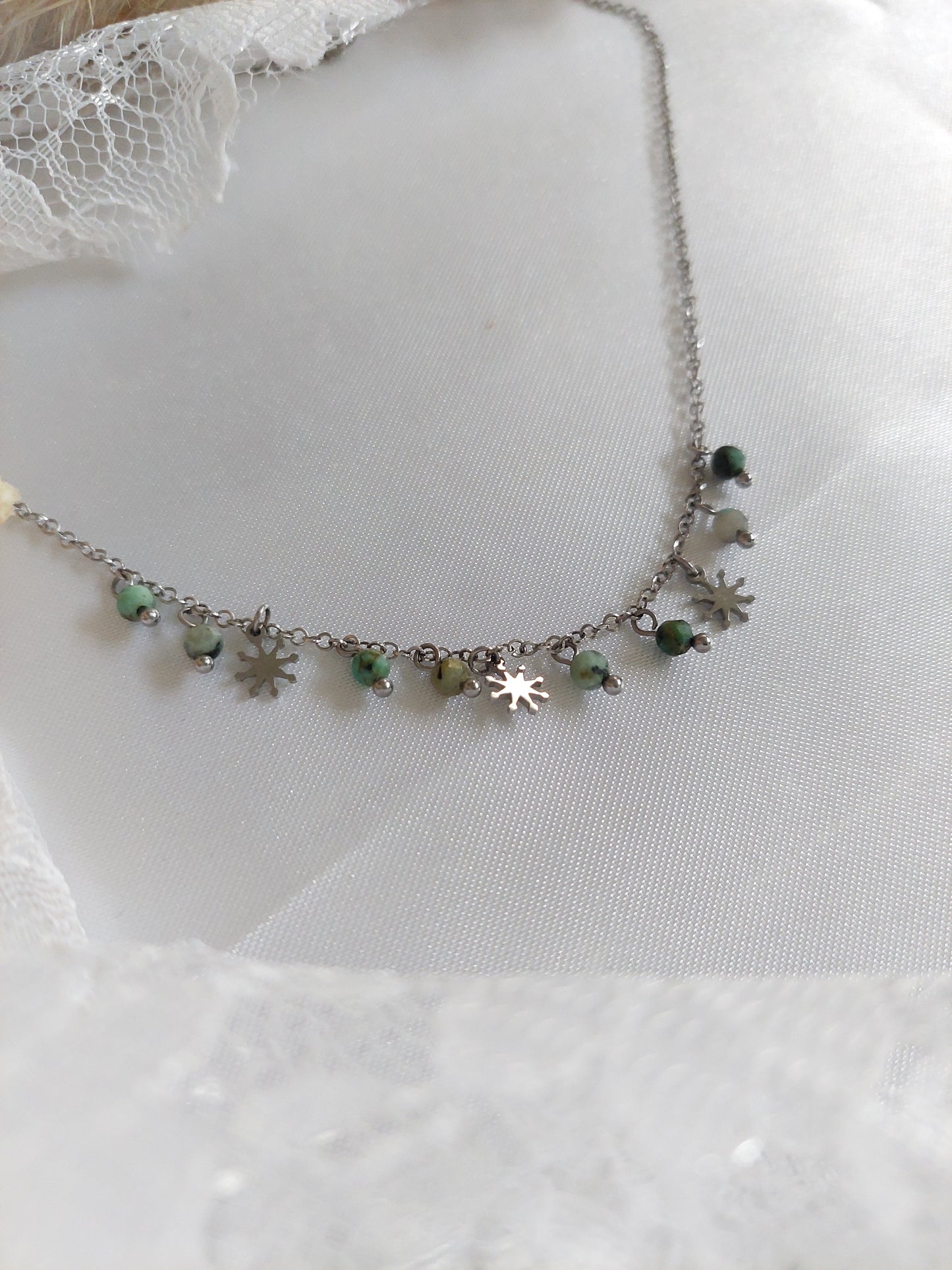 bijou collier en acier inoxydable argenté avec des perles en pierres naturelles et des soleils