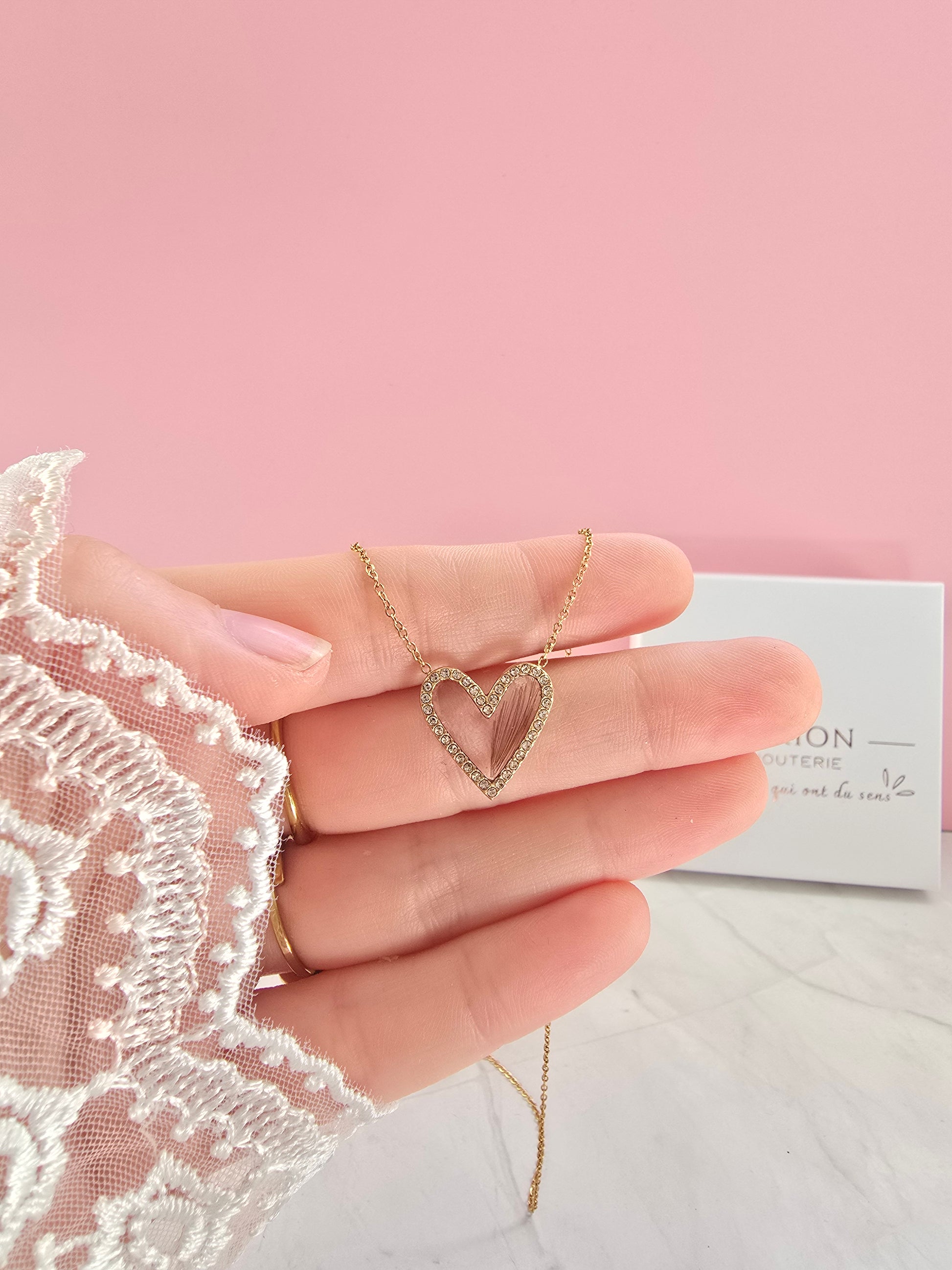 collier doré en forme de coeur avec un contour en strass. bijoux souvenir et pet memorial