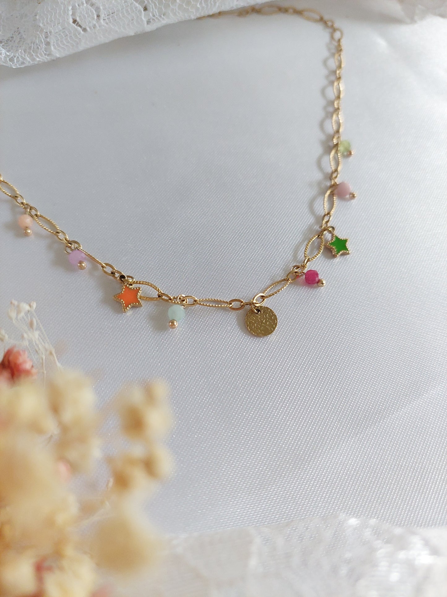 collier breloque multi colors et étoiles colorées