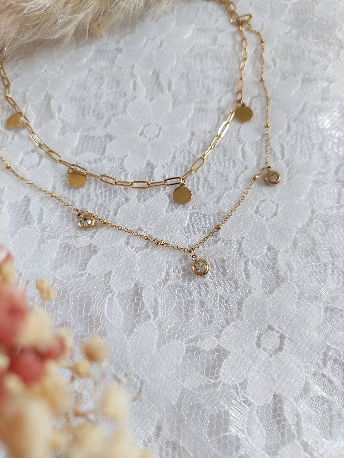 Collier double rangs. une chaine rectangle avec pampilles et deuxième chaine avec billes et oxyde de zirconium