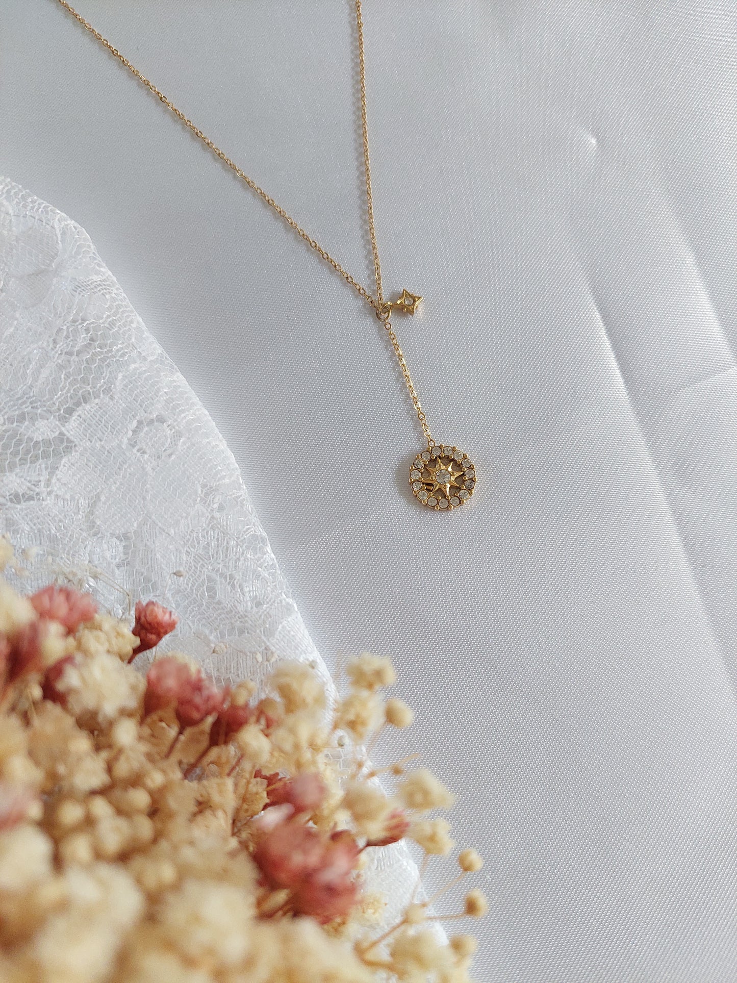 collier en y avec une étoile et une roue étoilé
