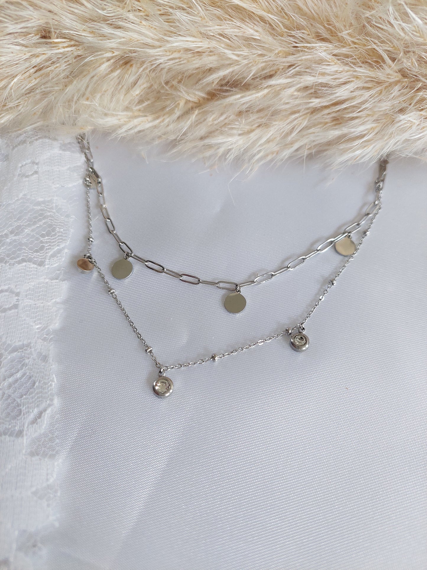 Collier double rangs. une chaine rectangle avec pampilles et deuxième chaine avec billes et oxyde de zirconium