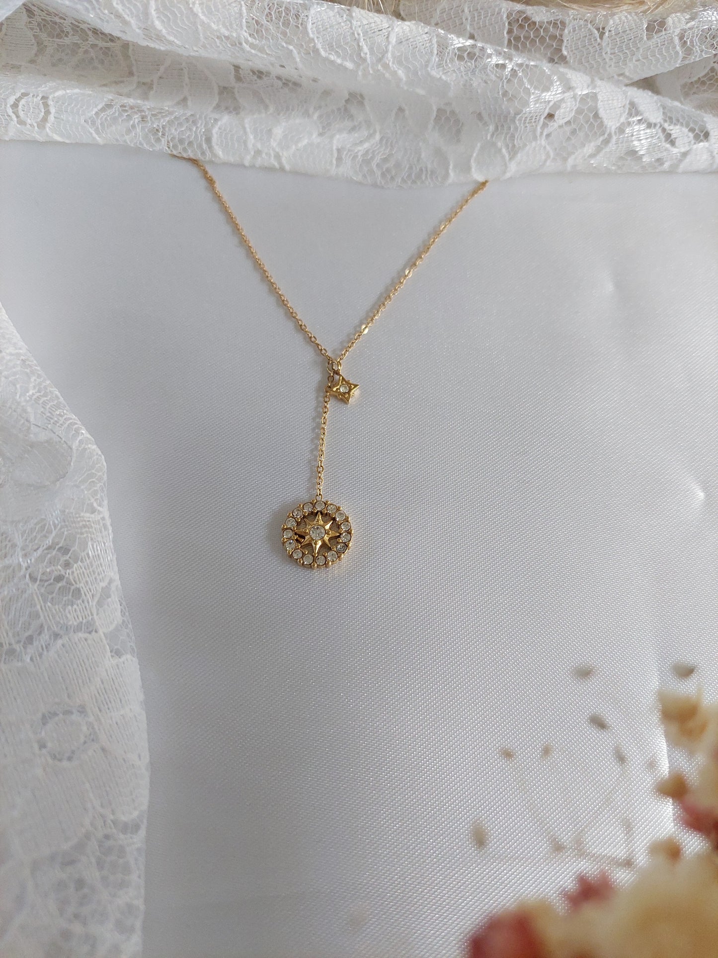 bijoux collier en y avec une étoile et une roue étoilé