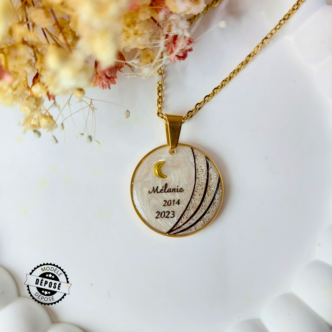collier souvenir avec 3 mèches de cheveux courbés et un prénom ainsi qu'une date