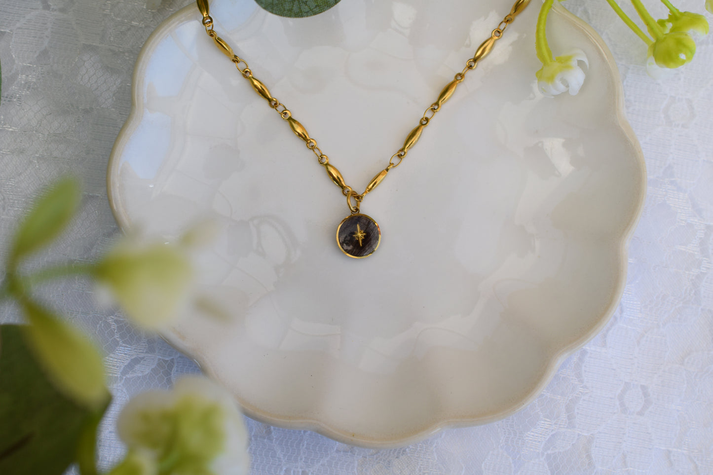 collier souvenir avec un petit pendentif rond