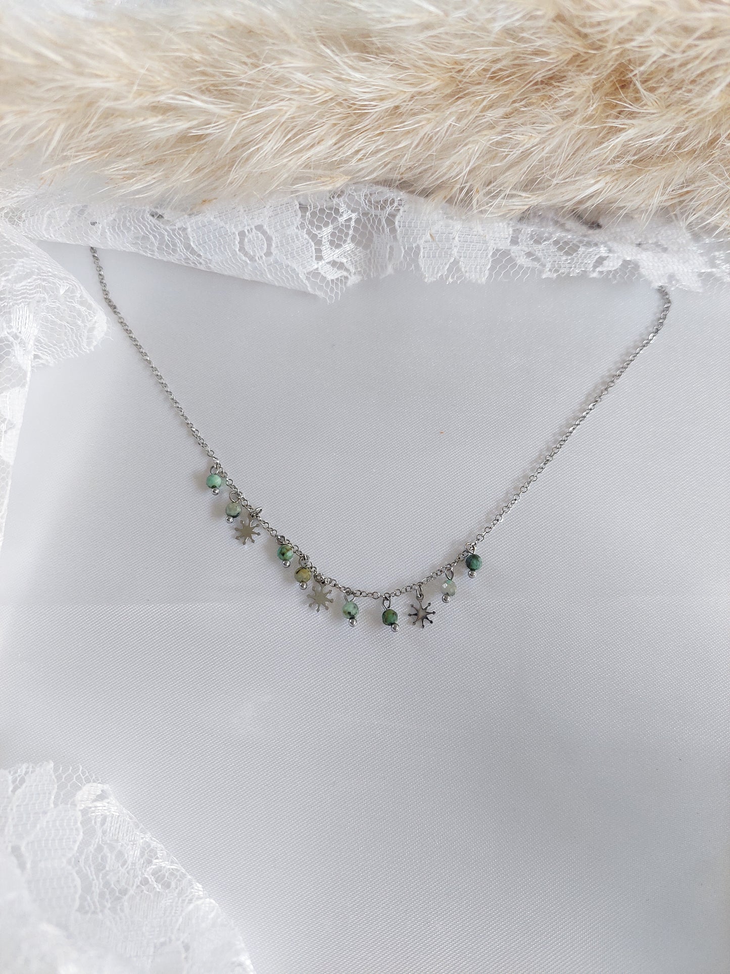 bijou collier en acier inoxydable argenté avec des perles en pierres naturelles et des soleils