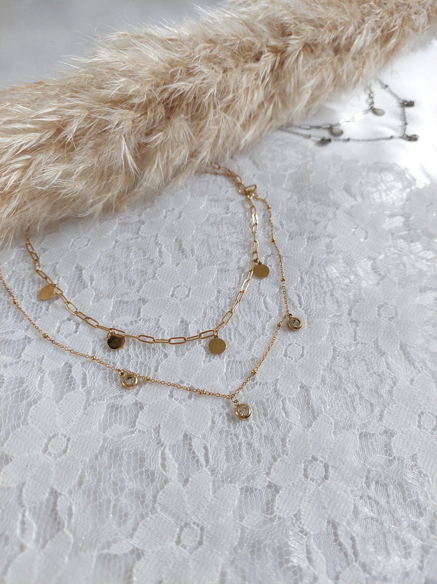 Collier double rangs. une chaine rectangle avec pampilles et deuxième chaine avec billes et oxyde de zirconium