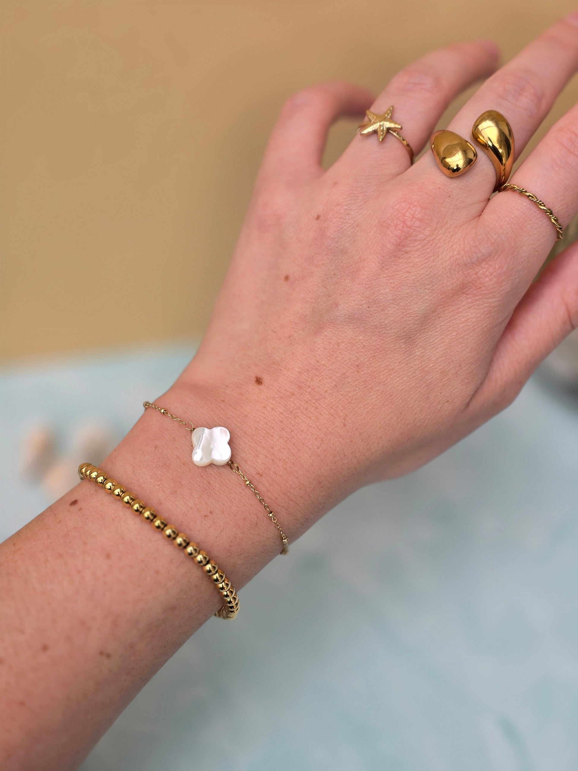 bracelet avec un trèfle effet coquillage nacré