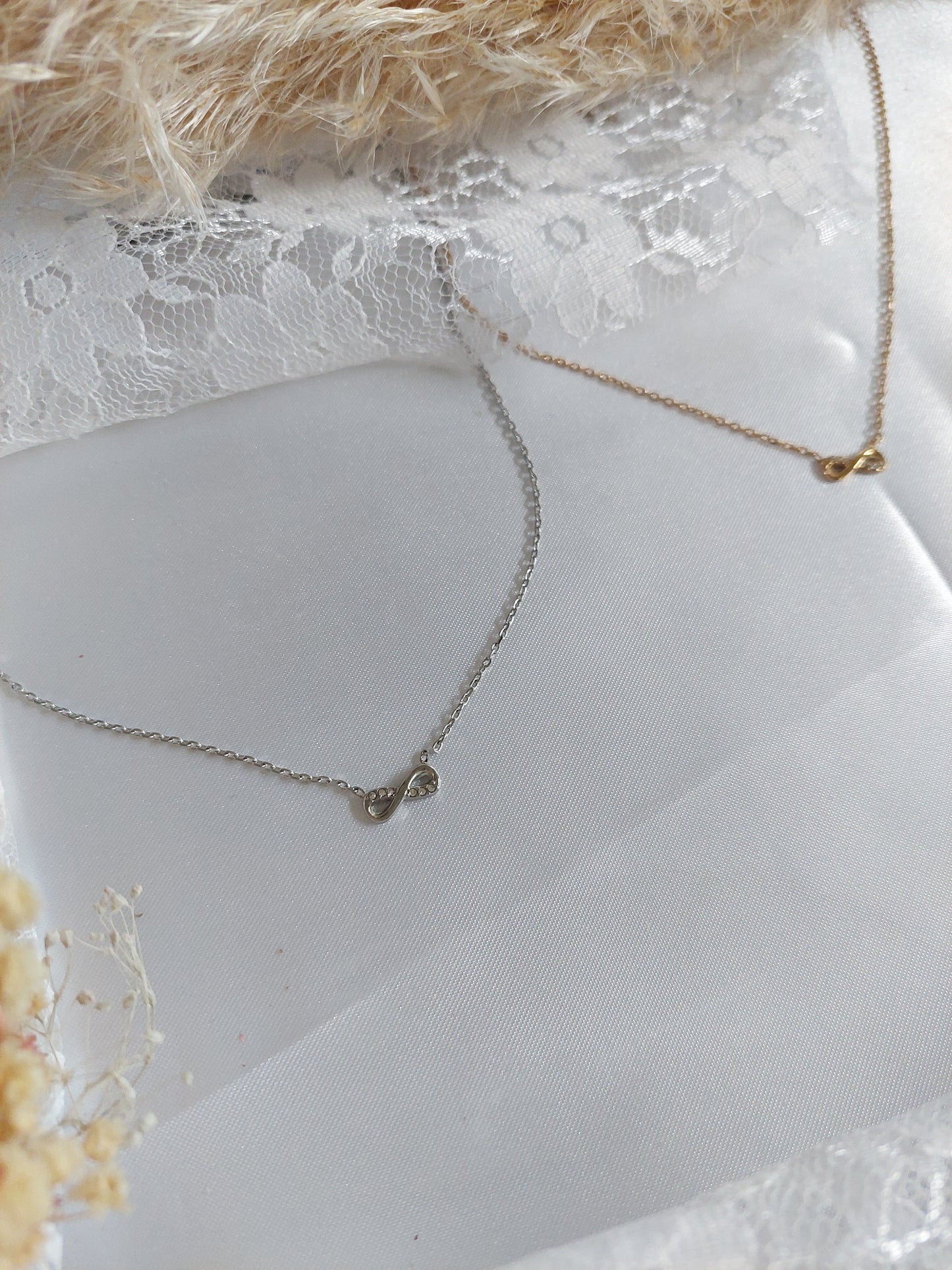 bijou collier signe infinie et oxide de zirconium sur le signe