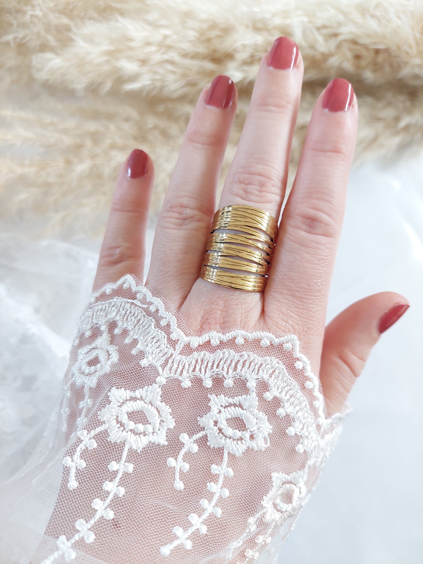 Bague XL réglable en acier inoxydable doré effet strier et craqueler.