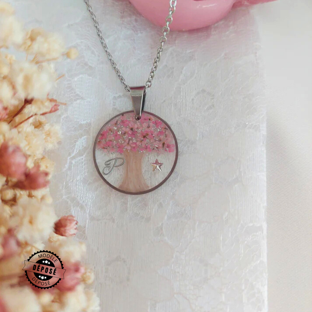 collier souvenir avec insertion du souvenir en forme d'arbre de vie et d'une initiale