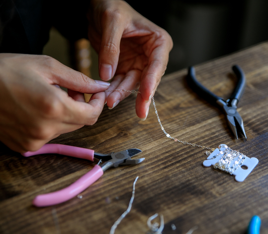 Comment sont fabriqués nos bijoux souvenir avec insertion de poils ?