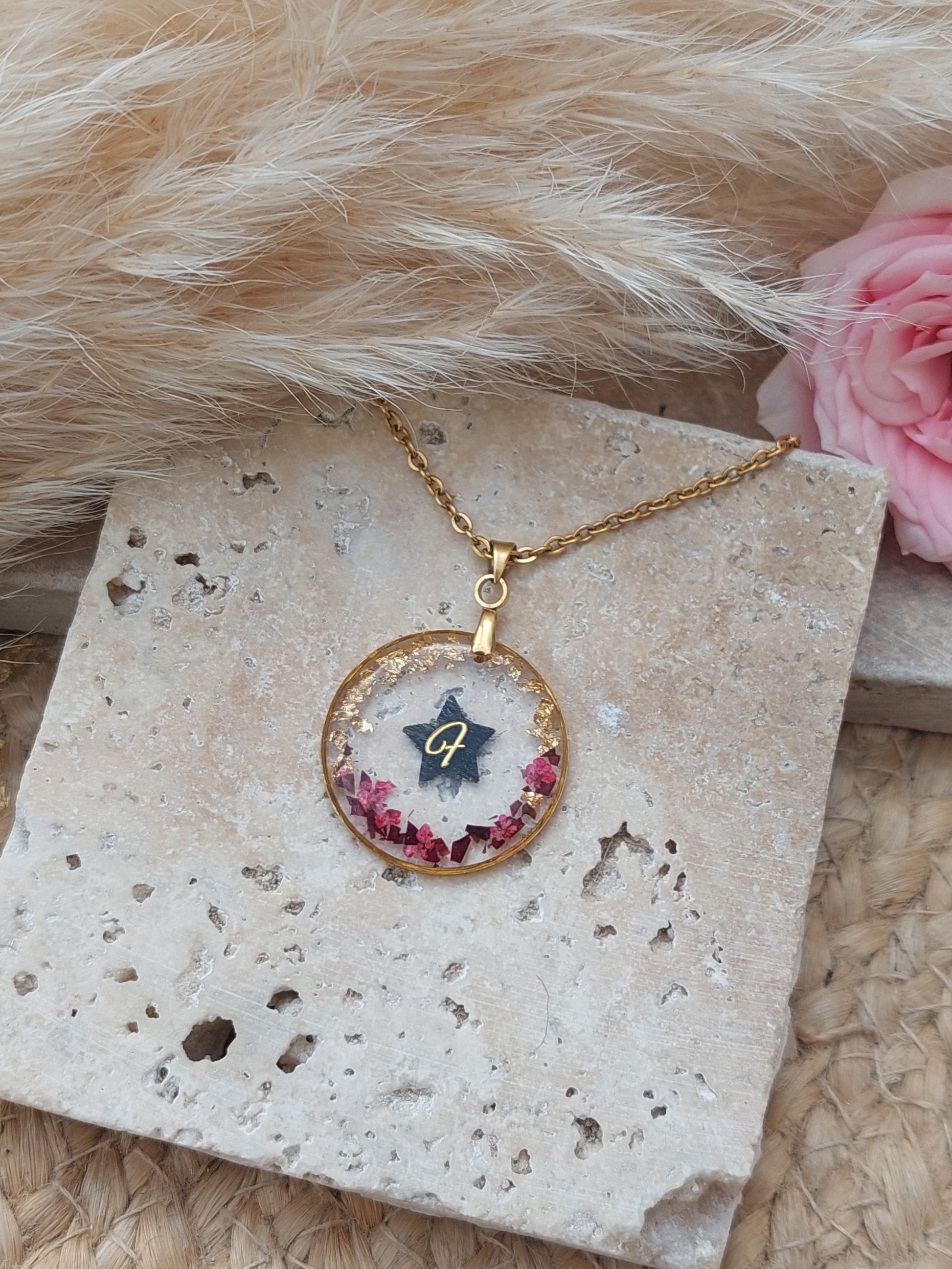 bijoux souvenirs ou pet mémorial : collier en acier inoxydable doré avec une étoile au centre du pendentif réalisé avec des poils animal