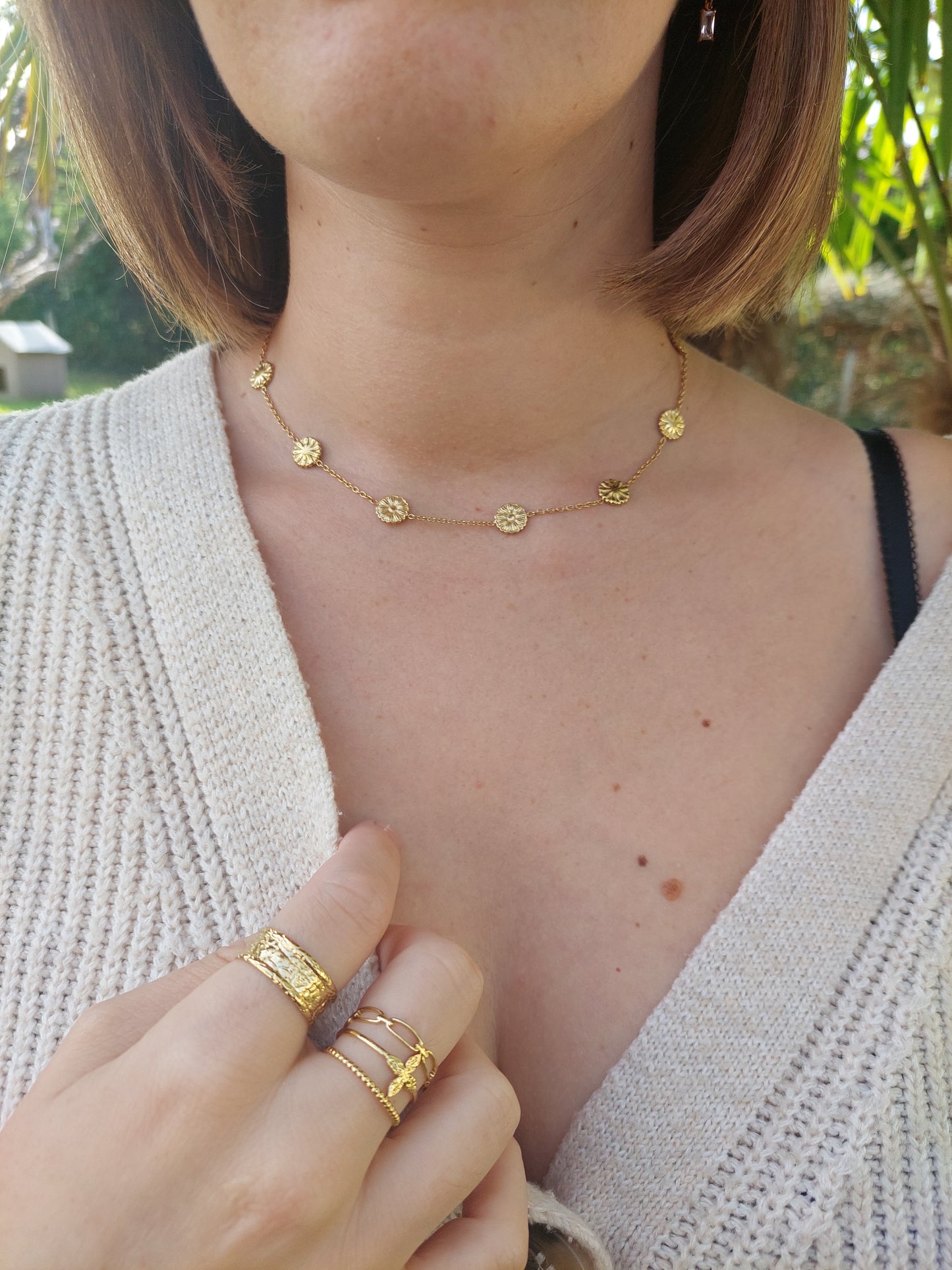 Collier avec des petites marguerites en acier inoxydable doré 