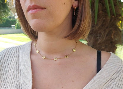 Collier avec des petites marguerites en acier inoxydable doré 