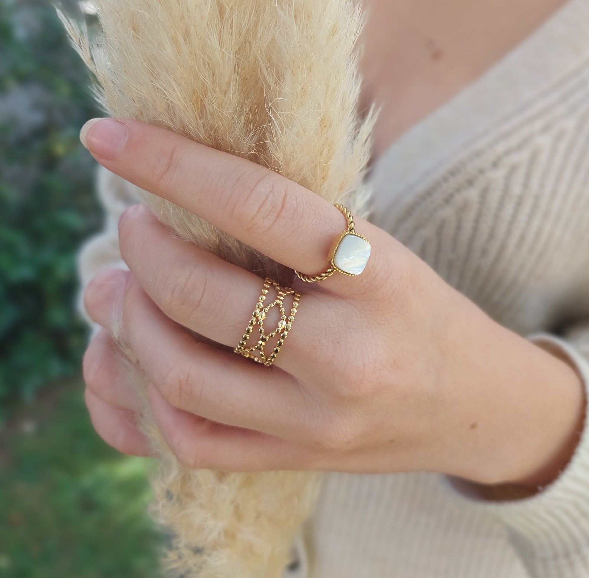 bague réglable en acier inoxydable doré avec des petites billes et forme de croix