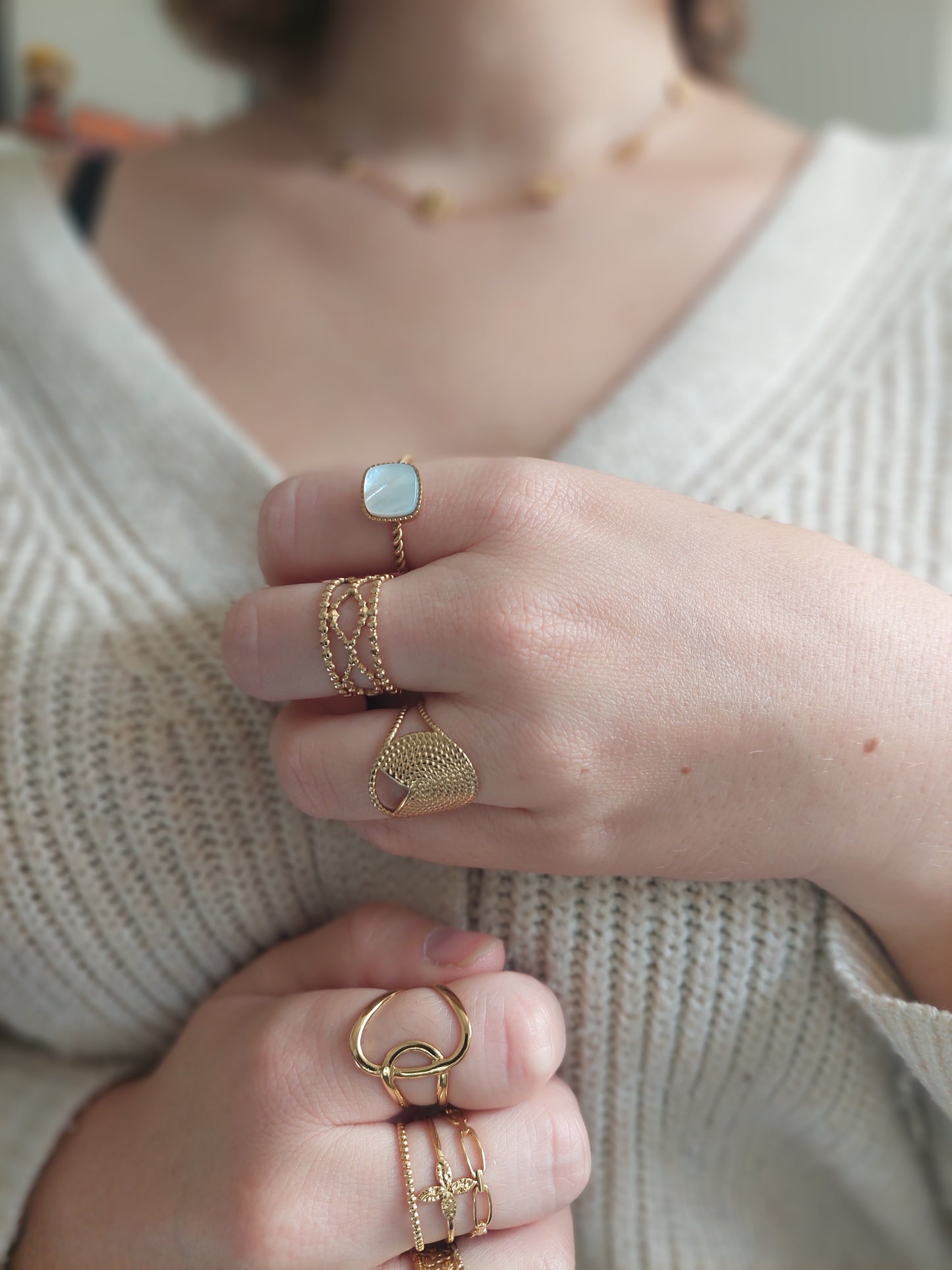 bague réglable en acier inoxydable doré avec des petites billes et forme de croix