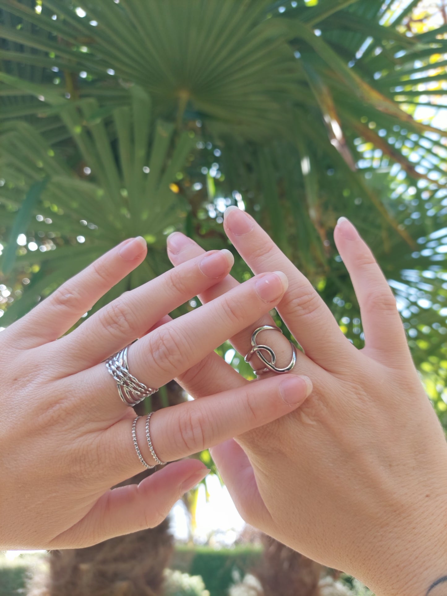 bague réglable en acier inoxydable argenté avec des lignes entrelacé