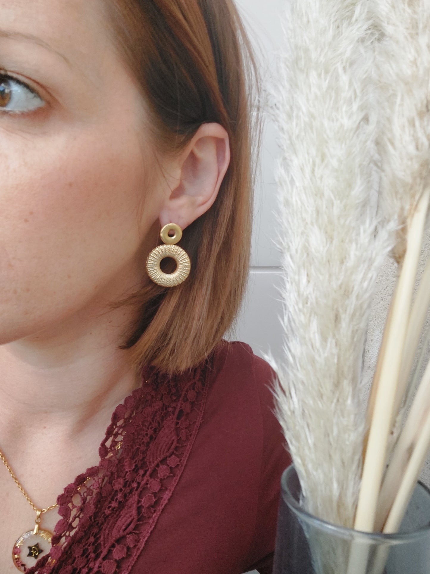 Boucles d'oreille doré avec deux anneaux l'un en dessous de l'autre