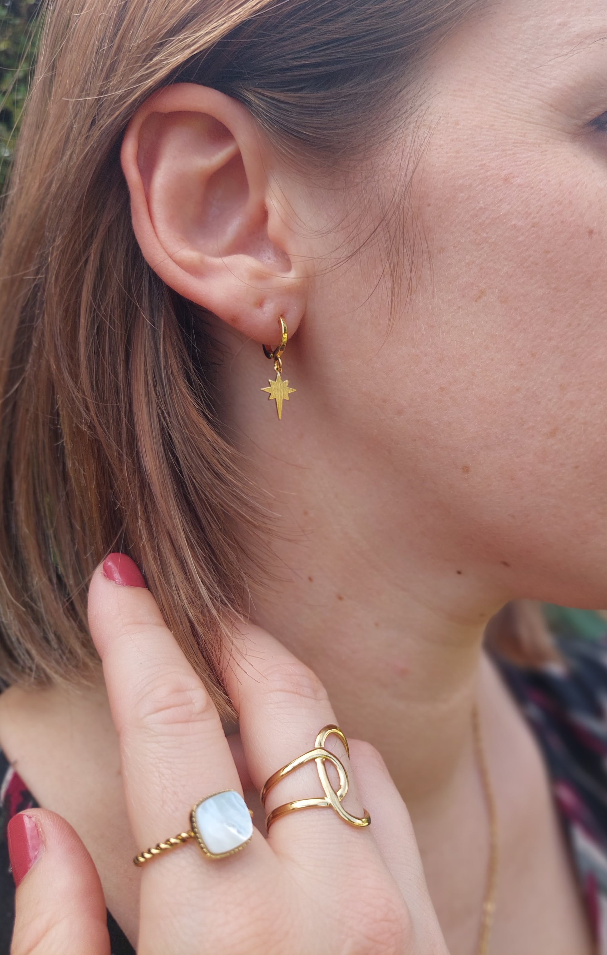 Boucles d'oreilles type petite créole avec une petites étoile