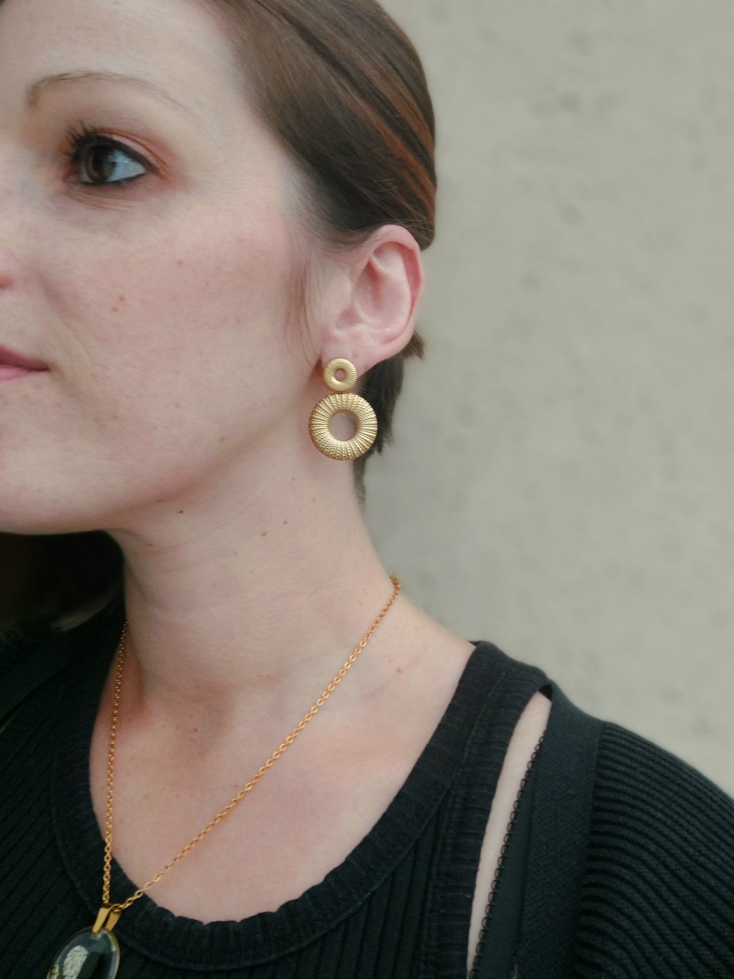 Boucles d'oreille doré avec deux anneaux l'un en dessous de l'autre