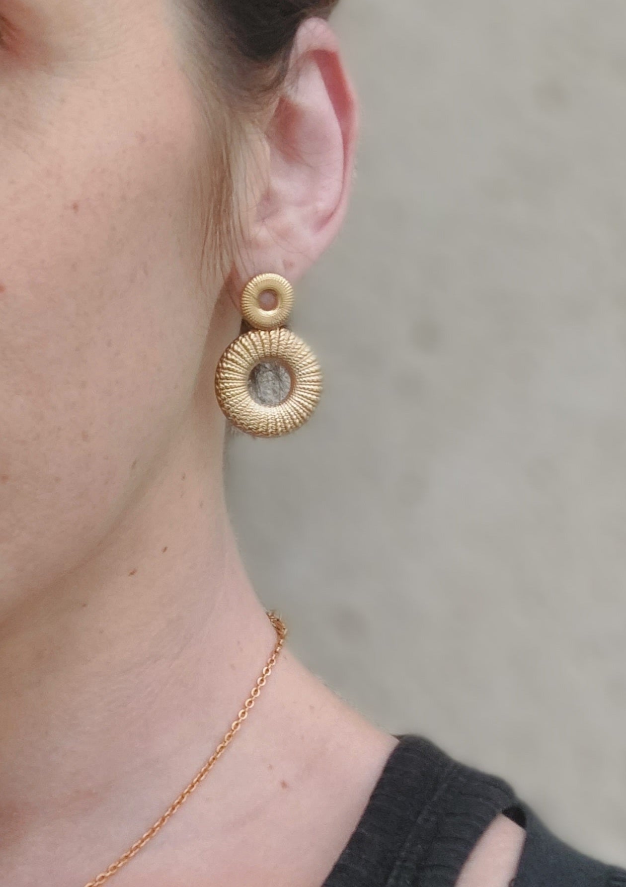 Boucles d'oreille doré avec deux anneaux l'un en dessous de l'autre